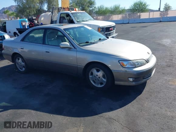 ✅ 2000 Lexus ES 300 • VIN: JT8BF28G2Y0270068 • Lot: 43086944. Wystawiony na IAAI z przebiegiem 131 915 mil. Bezpłatny archiwum sprzedaży aukcyjnych z USA i szczegółowy raport historii pojazdu na DreamBid. Zdjęcie 1.