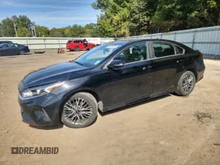 ✅ 2023 Kia Forte GT-Line • VIN: 3KPF54ADXPE623888 • Lot: 82626605. Wystawiony na Copart z przebiegiem 22 120 mil. Bezpłatny archiwum sprzedaży aukcyjnych z USA i szczegółowy raport historii pojazdu na DreamBid. Zdjęcie 1.