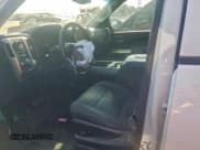 ✅ 2018 Chevrolet Silverado 1500 LT • VIN: 3GCPCREC5JG520186 • Lot: 93995705. Wystawiony na Copart z przebiegiem 123 439 mil. Bezpłatny archiwum sprzedaży aukcyjnych z USA i szczegółowy raport historii pojazdu na DreamBid. Zdjęcie 7.