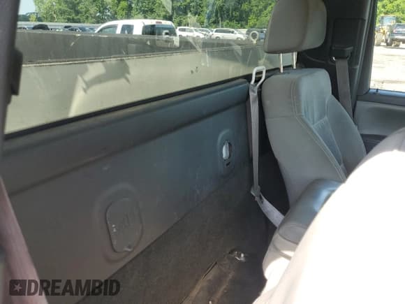 ✅ 2015 Chevrolet Silverado 2500HD Work Truck • VIN: 1GB0CUEG5FZ505111 • Lot: 64945525. Wystawiony na Copart z przebiegiem 253 037 mil. Bezpłatny archiwum sprzedaży aukcyjnych z USA i szczegółowy raport historii pojazdu na DreamBid. Zdjęcie 10.