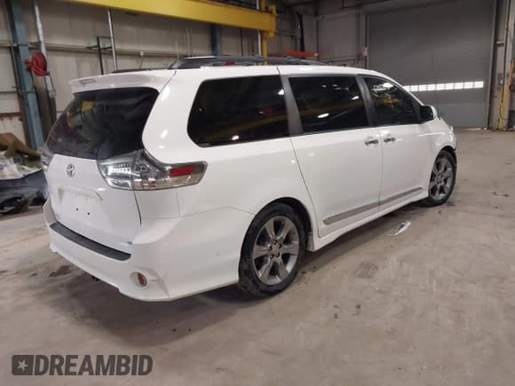 ✅ 2014 Toyota Sienna SE • VIN: 5TDXK3DC7ES497390 • Lot: 42037096. Listed on IAAI with 169,127 mi. Free auction sales archive from the USA and detailed vehicle history report at DreamBid. Image 4.