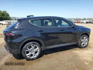 2024 Dodge Hornet R/T z VIN ZACPDFCW5R3A29675, wystawiony jako Copart lot #57140675 z przebiegiem 32 816 mil mil oraz Czysty tytuł • Clean title. Historia ofert i sprzedaży dostępna na DreamBid. Obrazek 3.