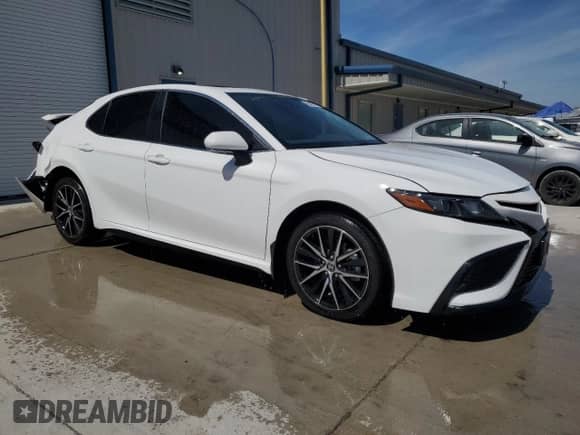 2024 Toyota Camry SE with VIN 4T1T11AK1RU868199, listed as a Copart auction lot 69488715 with 27,560 mi miles and Salvage title. Bid and sale history available at DreamBid. Image 4.