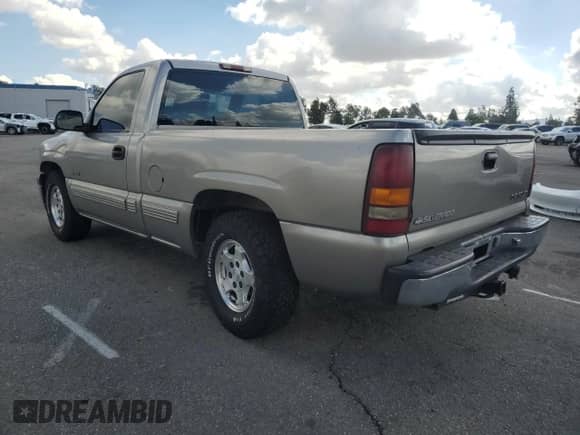 2000 Chevrolet Silverado 1500 LS with VIN 1GCEC14V0YZ367531, listed as a Copart auction lot 81924695 with 165,110 mi miles and Salvage title. Bid and sale history available at DreamBid. Image 2.