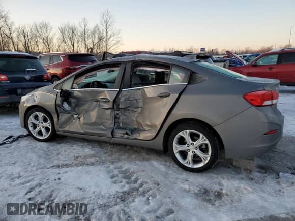 2019 Chevrolet Cruze Premier z VIN 1G1BF5SM0K7133946, wystawiony jako Copart lot #88654705 z przebiegiem Nie podano mil oraz Szkoda całkowita • Salvage title. Historia ofert i sprzedaży dostępna na DreamBid. Obrazek 2.