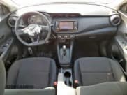 ✅ 2025 Nissan Kicks Play S • VIN: 3N1CP5BV4SL478560 • Lot: 85493845. Wystawiony na Copart z przebiegiem 5 317 mil. Bezpłatny archiwum sprzedaży aukcyjnych z USA i szczegółowy raport historii pojazdu na DreamBid. Zdjęcie 8.