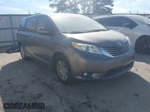 ✅ 2017 Toyota Sienna XLE Auto Access Seat • VIN: 5TDYZ3DC4HS781421 • Лот: 43154484. Опубликован ранее на IAAI с пробегом 153 222 миль. Бесплатный доступ к архиву аукционных продаж из США и подробный отчёт об истории автомобиля на DreamBid. Изображение 1.