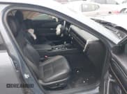 ✅ 2023 Mazda CX-50 S Premium Plus • VIN: 7MMVABEMXPN104518 • Lot: 42184893. Wystawiony na IAAI z przebiegiem 61 991 mil. Bezpłatny archiwum sprzedaży aukcyjnych z USA i szczegółowy raport historii pojazdu na DreamBid. Zdjęcie 5.