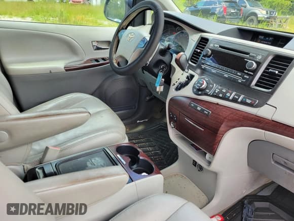 ✅ 2013 Toyota Sienna XLE AAS • VIN: 5TDYK3DC2DS397670 • Lot: 42716734. Wystawiony na IAAI z przebiegiem 284 806 mil. Bezpłatny archiwum sprzedaży aukcyjnych z USA i szczegółowy raport historii pojazdu na DreamBid. Zdjęcie 5.