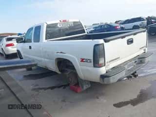 2005 Chevrolet Silverado 1500 Z71 z VIN 1GCEK19Z45Z332906, wystawiony jako IAAI lot #43412102 z przebiegiem 239 606 mil mil oraz . Historia ofert i sprzedaży dostępna na DreamBid. Obrazek 3.