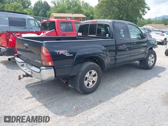 ✅ 2005 Toyota Tacoma • VIN: 5TEUU42N05Z033240 • Lot: 42868257. Listed on IAAI with 203,198 mi. Free auction sales archive from the USA and detailed vehicle history report at DreamBid. Image 4.