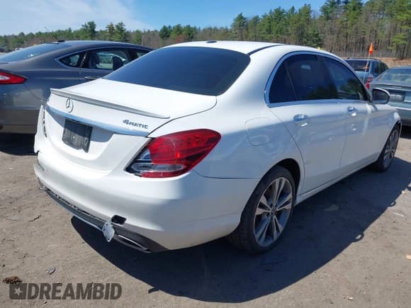 ✅ 2018 Mercedes-Benz C 300 • VIN: 55SWF4KB7JU235656 • Lot: 42076687. Listed on IAAI with 101,071 mi. Free auction sales archive from the USA and detailed vehicle history report at DreamBid. Image 4.