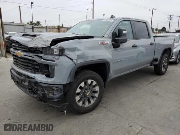 ✅ 2025 Chevrolet Silverado 2500HD Custom • VIN: 2GC4KME7XS1122705 • Lot: 67320595. Wystawiony na Copart z przebiegiem 7 276 mil. Bezpłatny archiwum sprzedaży aukcyjnych z USA i szczegółowy raport historii pojazdu na DreamBid. Zdjęcie 1.