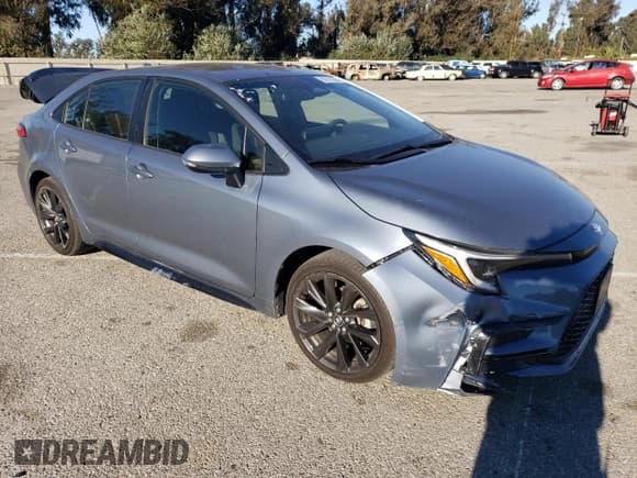 ✅ 2024 Toyota Corolla Hybrid SE • VIN: JTDBCMFE5R3027409 • Lot: 90370585. Wystawiony na Copart z przebiegiem 28 301 mil. Bezpłatny archiwum sprzedaży aukcyjnych z USA i szczegółowy raport historii pojazdu na DreamBid. Zdjęcie 4.