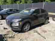 2020 Hyundai Kona SE z VIN KM8K1CAA3LU487301, wystawiony jako Copart lot #58328313 z przebiegiem 44 509 mil mil oraz . Historia ofert i sprzedaży dostępna na DreamBid. Obrazek 1.