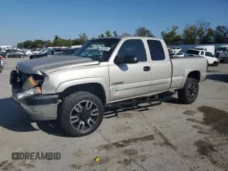 ✅ 2005 Chevrolet Silverado 2500HD Work Truck • VIN: 1GCHC29U05E182448 • Lot: 84376205. Wystawiony na Copart z przebiegiem 266 050 mil. Bezpłatny archiwum sprzedaży aukcyjnych z USA i szczegółowy raport historii pojazdu na DreamBid. Zdjęcie 1.