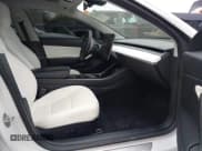 ✅ 2020 Tesla Model 3 Long Range • VIN: 5YJ3E1EB0LF703733 • Lot: 41796732. Wystawiony na IAAI z przebiegiem 75 027 mil. Bezpłatny archiwum sprzedaży aukcyjnych z USA i szczegółowy raport historii pojazdu na DreamBid. Zdjęcie 5.