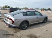 ✅ 2025 Kia K4 LXS • VIN: 3KPFT4DE4SE079424 • Lot: 87011765. Wystawiony na Copart z przebiegiem 12 812 mil. Bezpłatny archiwum sprzedaży aukcyjnych z USA i szczegółowy raport historii pojazdu na DreamBid. Zdjęcie 3.