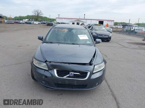 ✅ 2010 Volvo V50 • VIN: YV1382MW9A2526983 • Lot: 42179780. Wystawiony na IAAI z przebiegiem 203 974 mil. Bezpłatny archiwum sprzedaży aukcyjnych z USA i szczegółowy raport historii pojazdu na DreamBid. Zdjęcie 6.