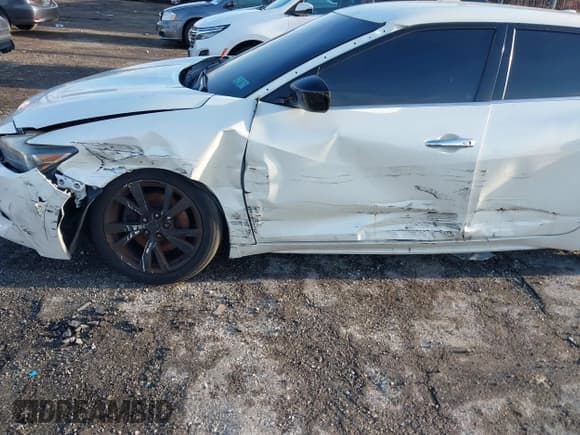 ✅ 2017 Nissan Maxima SV • VIN: 1N4AA6AP3HC360265 • Lot: 41164214. Listed on IAAI with 90,813 mi. Free auction sales archive from the USA and detailed vehicle history report at DreamBid. Image 6.