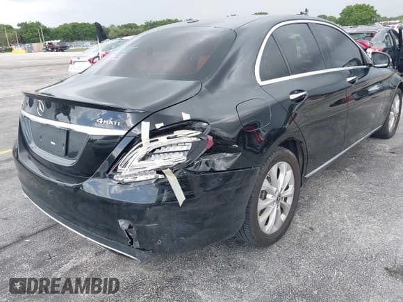 ✅ 2019 Mercedes-Benz C 300 • VIN: 55SWF8EB8KU302480 • Lot: 42661463. Wystawiony na IAAI z przebiegiem 106 287 mil. Bezpłatny archiwum sprzedaży aukcyjnych z USA i szczegółowy raport historii pojazdu na DreamBid. Zdjęcie 17.