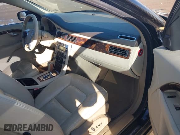 ✅ 2010 Volvo V70 • VIN: YV1982BWXA1147770 • Lot: 41527122. Listed on IAAI with 172,981 mi. Free auction sales archive from the USA and detailed vehicle history report at DreamBid. Image 5.