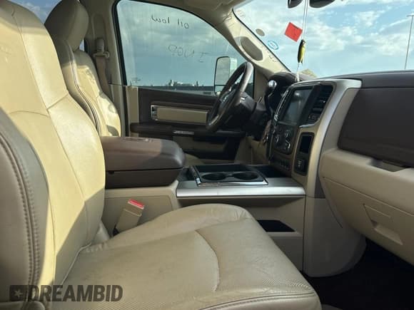 ✅ 2014 Ram 3500 Laramie • VIN: 3C63R3EL6EG286101 • Lot: 75830204. Wystawiony na Copart z przebiegiem 268 021 mil. Bezpłatny archiwum sprzedaży aukcyjnych z USA i szczegółowy raport historii pojazdu na DreamBid. Zdjęcie 5.