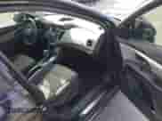 2014 Chevrolet Cruze LS z VIN 1G1PA5SH9E7479991, wystawiony jako IAAI lot #43338783 z przebiegiem 77 067 mil mil oraz . Historia ofert i sprzedaży dostępna na DreamBid. Obrazek 5.