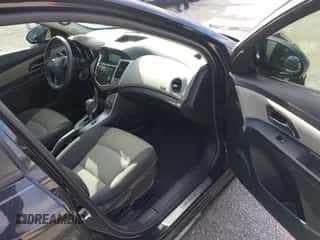 2014 Chevrolet Cruze LS z VIN 1G1PA5SH9E7479991, wystawiony jako IAAI lot #43338783 z przebiegiem 77 067 mil mil oraz . Historia ofert i sprzedaży dostępna na DreamBid. Obrazek 5.