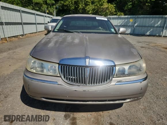 ✅ 2000 Lincoln Town Car Signature • VIN: 1LNHM82WXYY797809 • Lot: 85936165. Listed on Copart with 203,810 mi. Free auction sales archive from the USA and detailed vehicle history report at DreamBid. Image 5.