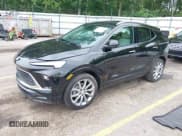 ✅ 2024 Buick Encore GX Avenir • VIN: KL4AMFSL3RB006115 • Lot: 42731633. Wystawiony na IAAI z przebiegiem 29 769 mil. Bezpłatny archiwum sprzedaży aukcyjnych z USA i szczegółowy raport historii pojazdu na DreamBid. Zdjęcie 2.