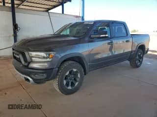 2020 Ram 1500 Rebel z VIN 1C6SRFLT4LN385004, wystawiony jako Copart lot #81076245 z przebiegiem 74 355 mil mil oraz Szkoda całkowita • Salvage title. Historia ofert i sprzedaży dostępna na DreamBid. Obrazek 1.