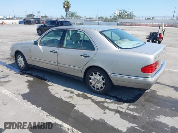 ✅ 1999 Mercedes-Benz E 320 • VIN: WDBJF65H3XA773956 • Lot: 42790409. Listed on IAAI with 234,571 mi. Free auction sales archive from the USA and detailed vehicle history report at DreamBid. Image 3.
