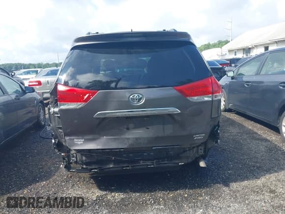 ✅ 2013 Toyota Sienna XLE • VIN: 5TDDK3DC7DS055811 • Lot: 42724410. Listed on IAAI with 136,322 mi. Free auction sales archive from the USA and detailed vehicle history report at DreamBid. Image 17.
