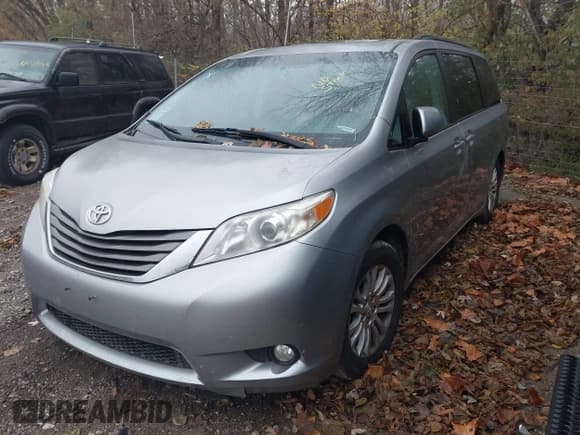 ✅ 2011 Toyota Sienna XLE • VIN: 5TDYK3DC8BS001951 • Lot: 43776325. Listed on IAAI with 173,254 mi. Free auction sales archive from the USA and detailed vehicle history report at DreamBid. Image 2.