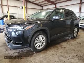 ✅ 2023 Toyota Corolla Cross LE • VIN: 7MUBAABG6PV063509 • Lot: 84246745. Wystawiony na Copart z przebiegiem 41 685 mil. Bezpłatny archiwum sprzedaży aukcyjnych z USA i szczegółowy raport historii pojazdu na DreamBid. Zdjęcie 1.