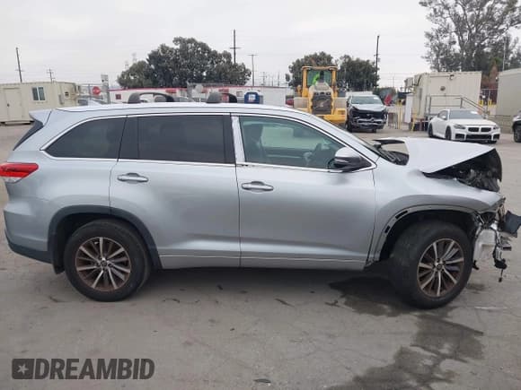 ✅ 2017 Toyota Highlander XLE • VIN: 5TDKZRFH4HS514975 • Lot: 43616437. Listed on IAAI with 87,331 mi. Free auction sales archive from the USA and detailed vehicle history report at DreamBid. Image 12.