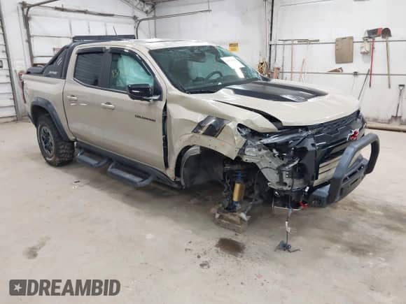 2023 Chevrolet Colorado 4WD ZR2 z VIN 1GCPTFEK4P1215680, wystawiony jako IAAI lot #43174110 z przebiegiem 29 585 mil mil oraz . Historia ofert i sprzedaży dostępna na DreamBid. Obrazek 1.