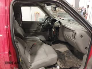 ✅ 2004 Chevrolet Blazer LS • VIN: 1GNDT13X34K157353 • Lot: 41089017. Wystawiony na IAAI z przebiegiem 104 539 mil. Bezpłatny archiwum sprzedaży aukcyjnych z USA i szczegółowy raport historii pojazdu na DreamBid. Zdjęcie 5.