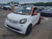 ✅ 2016 Smart fortwo Passion • VIN: WMEFJ5DA6GK051588 • Lot: 42693844. Wystawiony na IAAI z przebiegiem 17 225 mil. Bezpłatny archiwum sprzedaży aukcyjnych z USA i szczegółowy raport historii pojazdu na DreamBid. Zdjęcie 2.