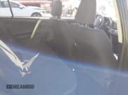 ✅ 2018 Toyota RAV4 XLE • VIN: 2T3RFREV4JW743546 • Lot: 42302901. Wystawiony na IAAI z przebiegiem 105 067 mil. Bezpłatny archiwum sprzedaży aukcyjnych z USA i szczegółowy raport historii pojazdu na DreamBid. Zdjęcie 8.