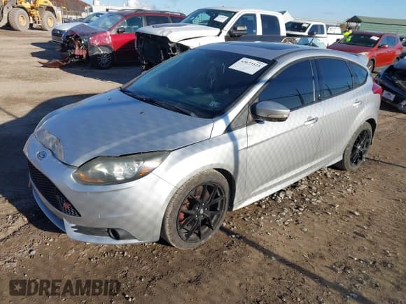 ✅ 2013 Ford Focus ST • VIN: 1FADP3L92DL360258 • Lot: 43673523. Wystawiony na IAAI z przebiegiem 151 148 mil. Bezpłatny archiwum sprzedaży aukcyjnych z USA i szczegółowy raport historii pojazdu na DreamBid. Zdjęcie 17.