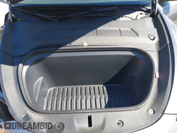 ✅ 2024 Tesla Model Y • VIN: 7SAYGDED4RA327324 • Lot: 43349470. Wystawiony na IAAI z przebiegiem 19 703 mil. Bezpłatny archiwum sprzedaży aukcyjnych z USA i szczegółowy raport historii pojazdu na DreamBid. Zdjęcie 10.