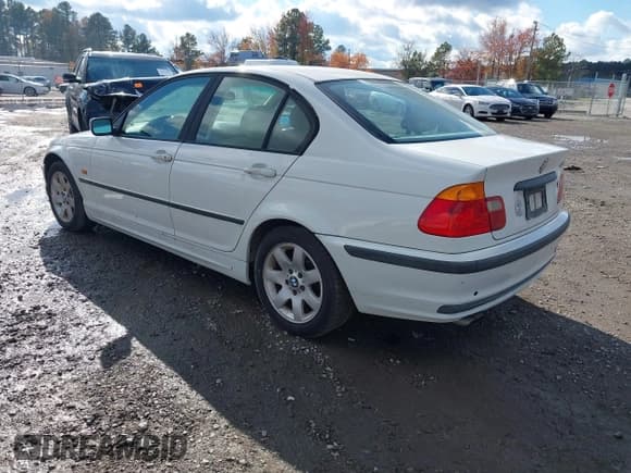 ✅ 2001 BMW 3 Series 325i • VIN: WBAAV33471FU93158 • Лот: 43538338. Опубликован ранее на IAAI с пробегом 226 103 миль. Бесплатный доступ к архиву аукционных продаж из США и подробный отчёт об истории автомобиля на DreamBid. Изображение 3.