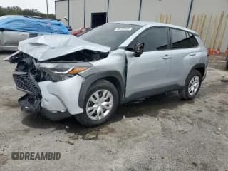 ✅ 2024 Toyota Corolla Cross L • VIN: 7MUAAAAG1RV106251 • Lot: 86252805. Wystawiony na Copart z przebiegiem 4 873 mil. Bezpłatny archiwum sprzedaży aukcyjnych z USA i szczegółowy raport historii pojazdu na DreamBid. Zdjęcie 1.