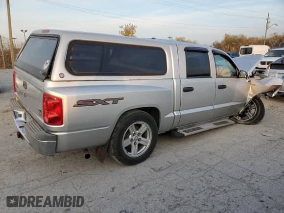 2007 Dodge Dakota ST z VIN 1D7HW28PX7S265270, wystawiony jako Copart lot #78265494 z przebiegiem 154 418 mil mil oraz Szkoda całkowita • Salvage title. Historia ofert i sprzedaży dostępna na DreamBid. Obrazek 3.