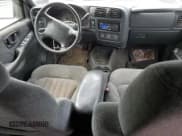 ✅ 1998 Chevrolet Blazer LS • VIN: 1GNDT13W6W2283281 • Lot: 56874835. Wystawiony na Copart z przebiegiem 277 237 mil. Bezpłatny archiwum sprzedaży aukcyjnych z USA i szczegółowy raport historii pojazdu na DreamBid. Zdjęcie 8.