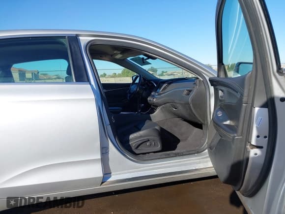 ✅ 2018 Chevrolet Impala LT • VIN: 2G1105S38J9172642 • Lot: 43617684. Wystawiony na IAAI z przebiegiem 198 638 mil. Bezpłatny archiwum sprzedaży aukcyjnych z USA i szczegółowy raport historii pojazdu na DreamBid. Zdjęcie 5.