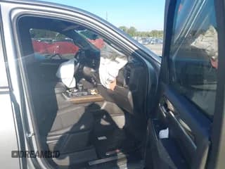 ✅ 2024 Chevrolet Silverado 1500 RST • VIN: 1GCUDEEDXRZ249610 • Lot: 43222359. Wystawiony na IAAI z przebiegiem 40 574 mil. Bezpłatny archiwum sprzedaży aukcyjnych z USA i szczegółowy raport historii pojazdu na DreamBid. Zdjęcie 5.