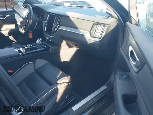 ✅ 2024 Volvo S60 Plus Black Edition • VIN: 7JRH60FH9RG311382 • Lot: 41297866. Wystawiony na IAAI z przebiegiem 12 805 mil. Bezpłatny archiwum sprzedaży aukcyjnych z USA i szczegółowy raport historii pojazdu na DreamBid. Zdjęcie 5.